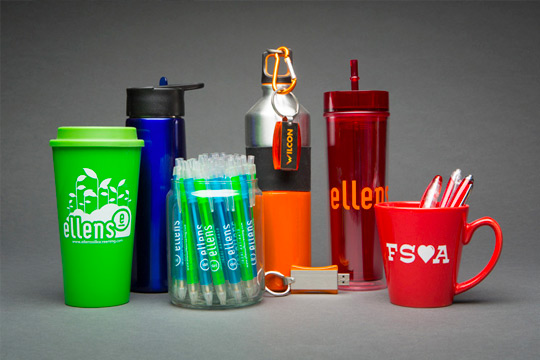 Productos para merchandising: tazas, chapas, boligrafos, etc